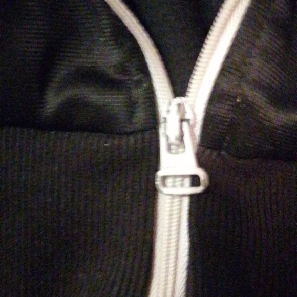 Boys beautiful black Slinky shiny bench double zip up hoodie.  Size 7-8  128 cm - Picture 4 of 4